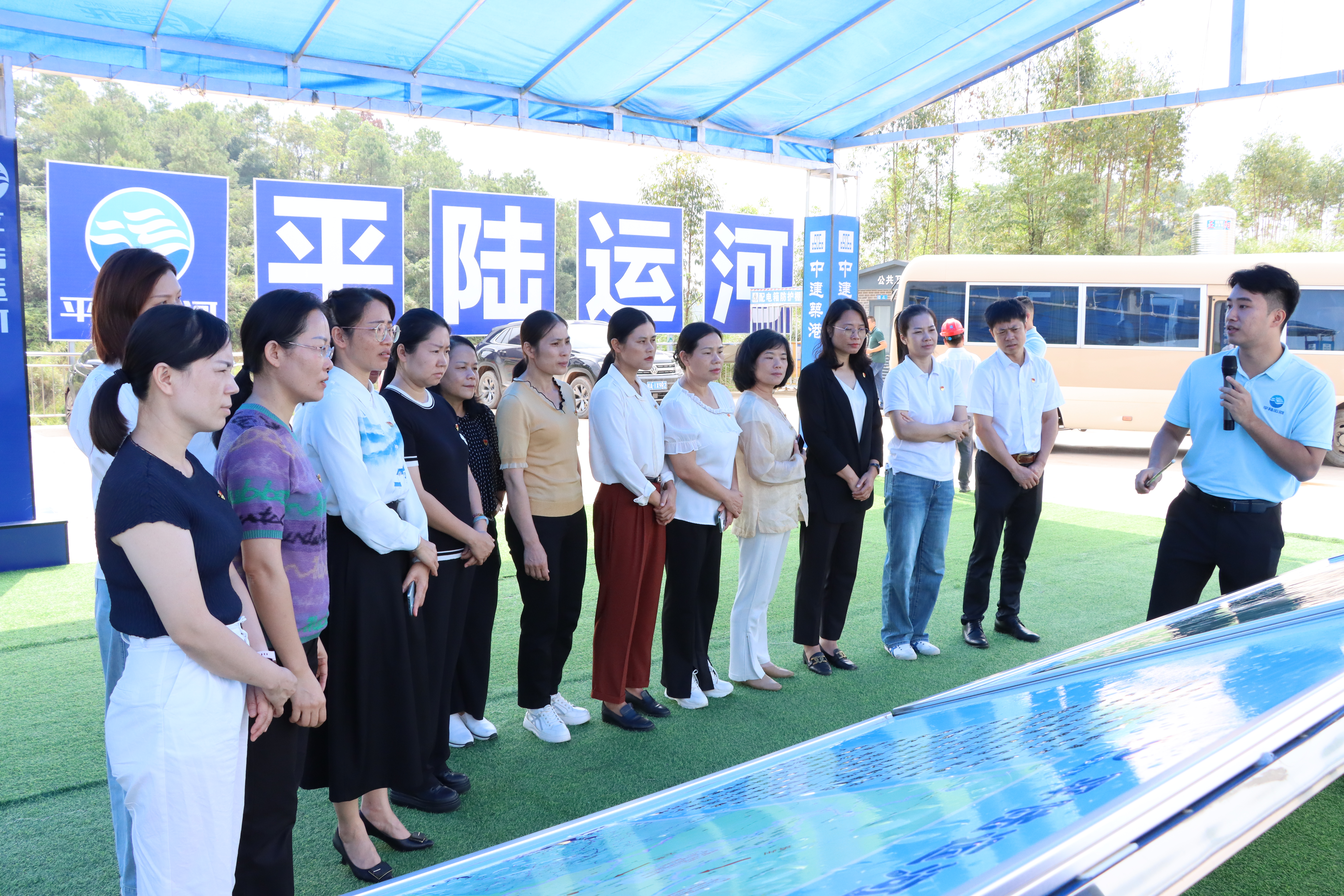 党的二十大广西代表团在桂一线代表赴平陆运河项目观摩.JPG