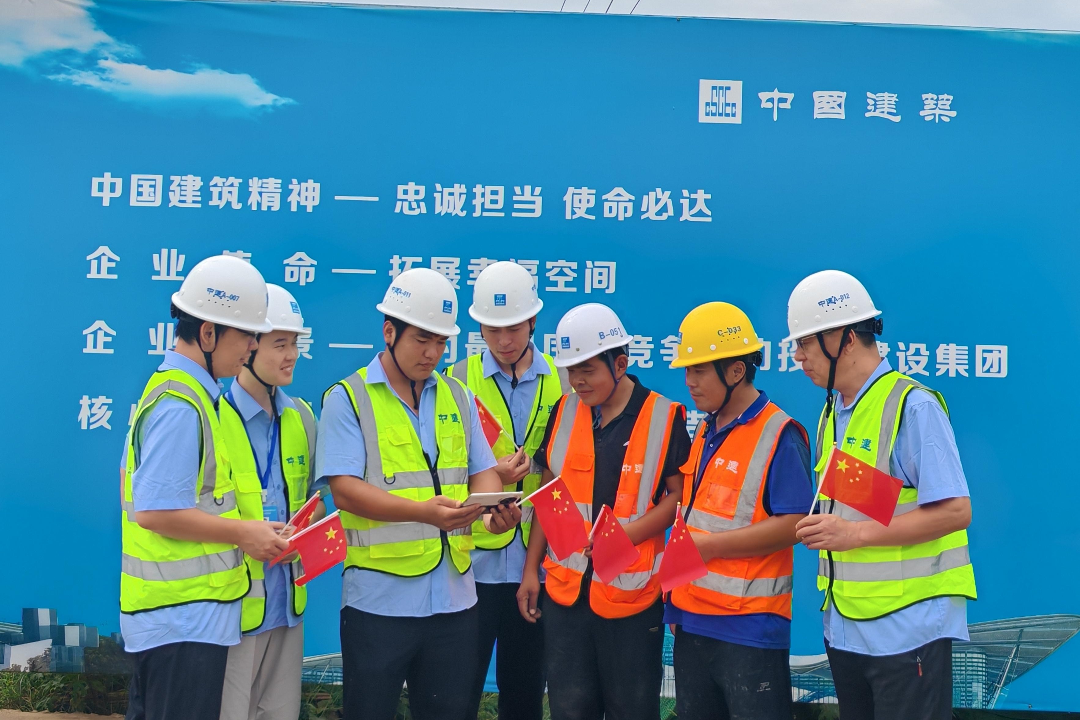 新万福河二期项目三标段项目职工、工友观看93大阅兵盛况.jpg 新万福河二期项目三标段项目职工、工友观看93大阅兵盛况.jpg