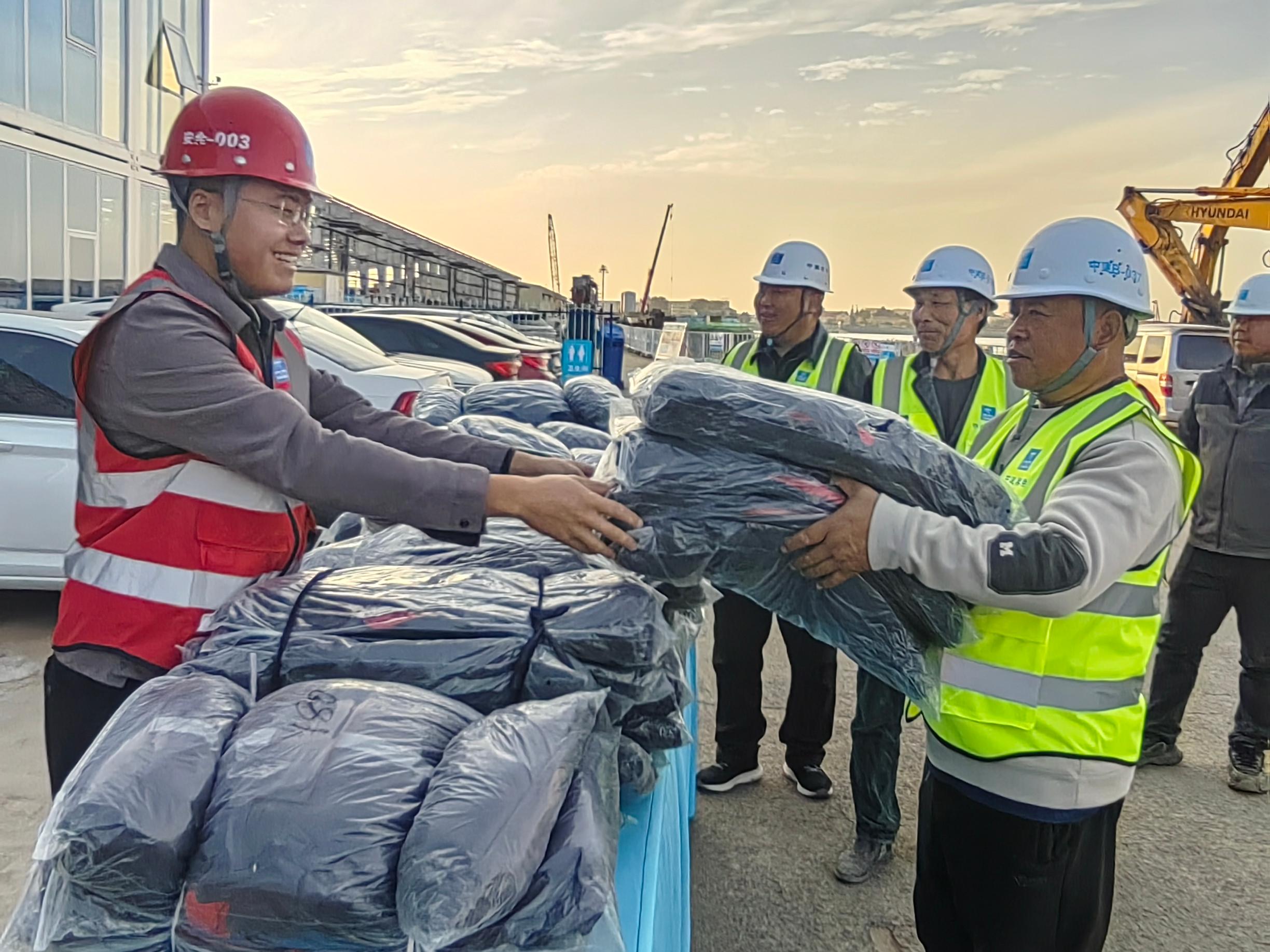 青岛国际邮轮港区二号码头项目发放御寒冬衣.jpg 青岛国际邮轮港区二号码头项目发放御寒冬衣.jpg