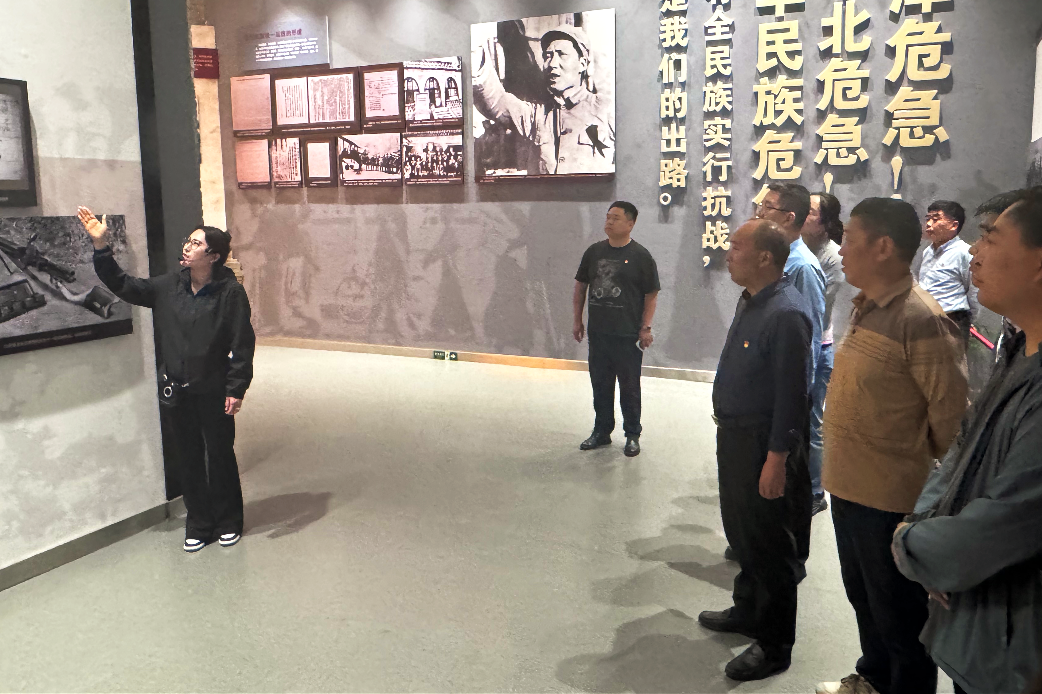参观照片.png