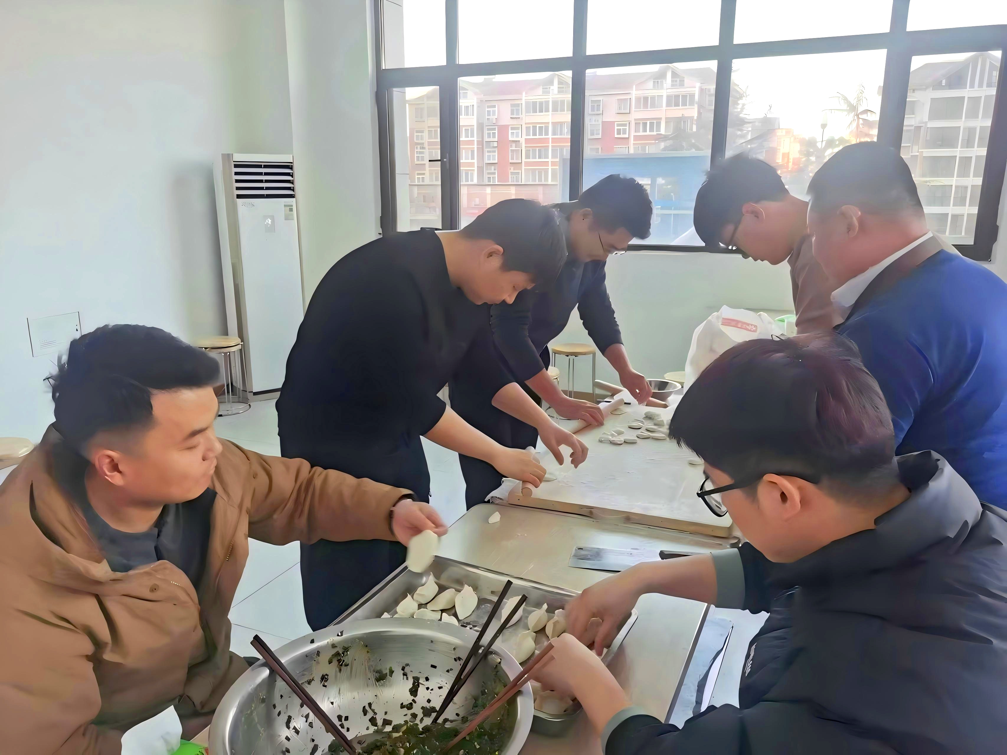 莒南供水项目组织冬至包饺子.jpg