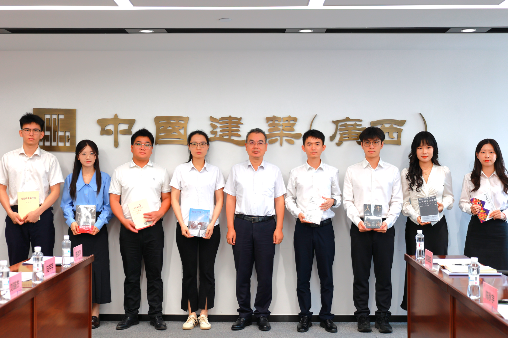座谈会赠书环节.png