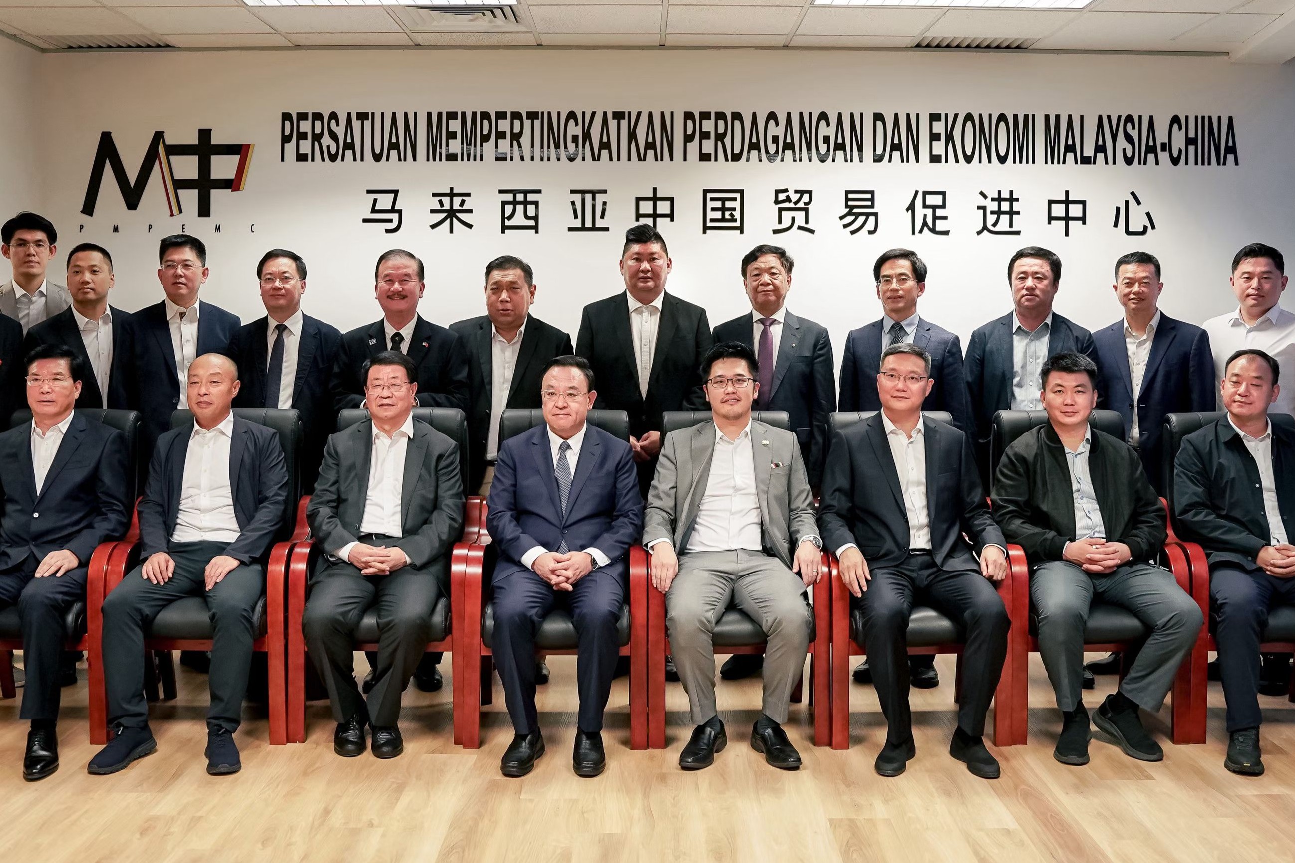 会见威海市市委书记闫剑波及企业代表团.jpg
