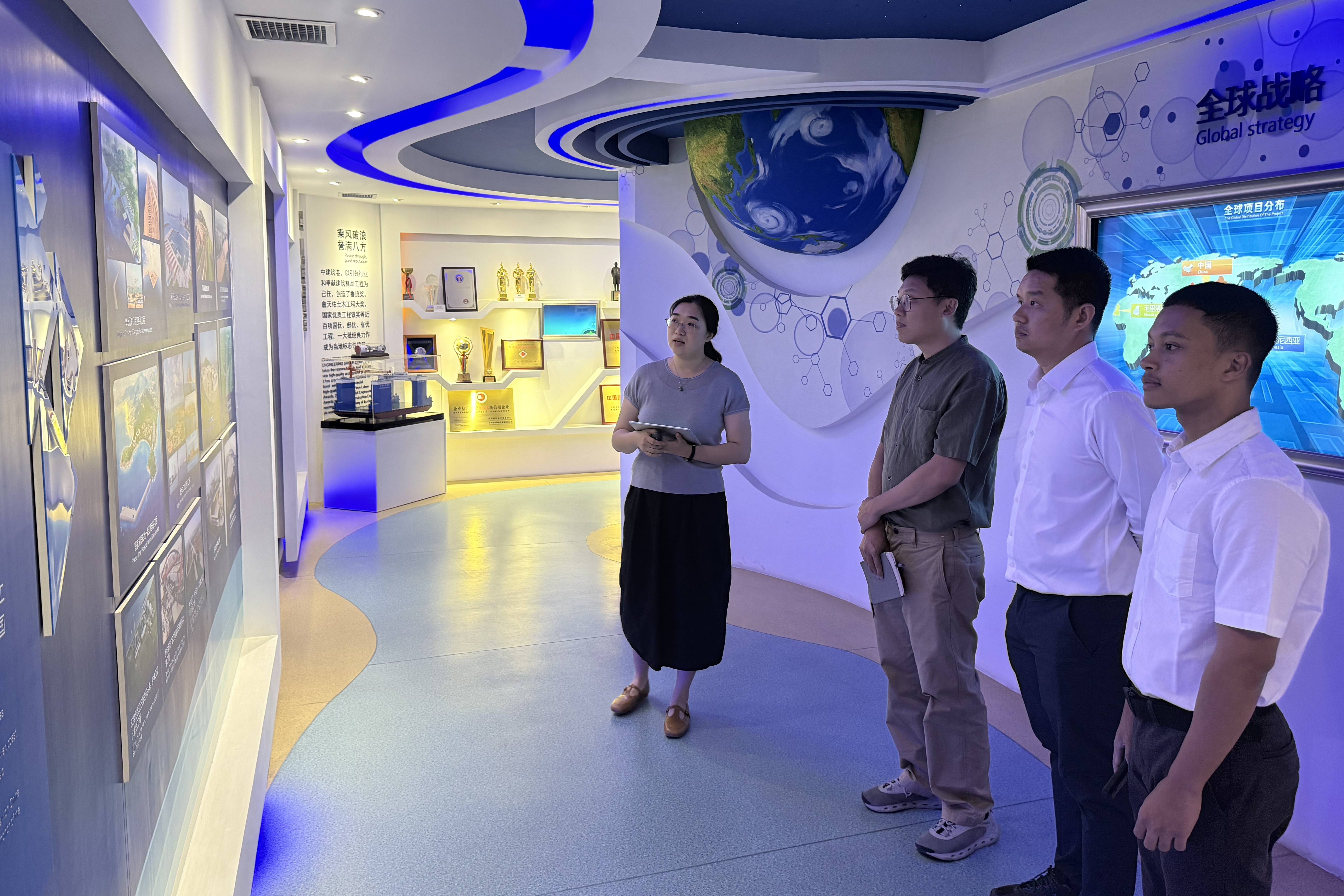参观公司展厅.jpg 参观公司展厅.jpg